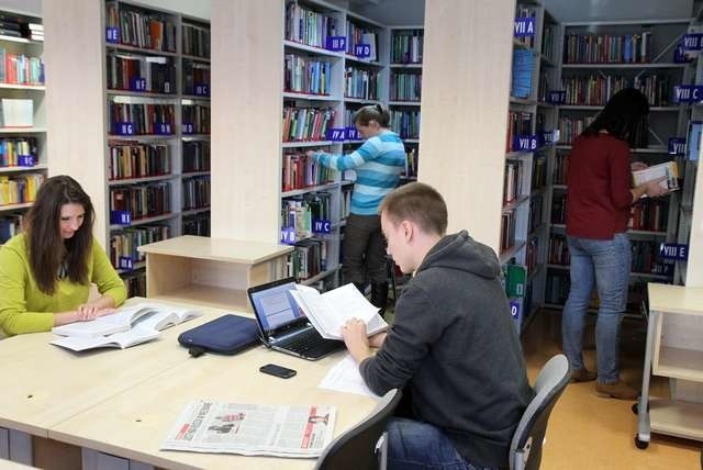 Biblioteka raczej nie pójdzie w odstawkę, choć od nowego roku toruńska WSB wprowadza łączoną naukę języków, w której głównym partnerem na zajęciach będzie komputer