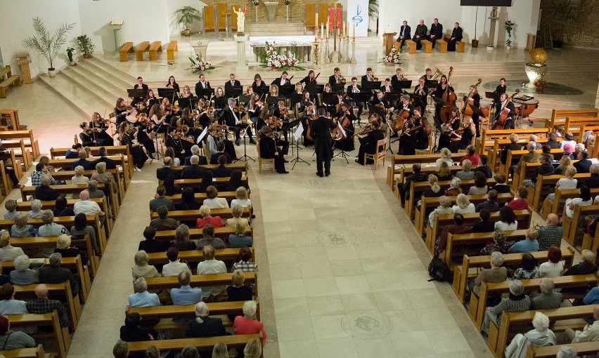 Warszawska Orkiestra Symfoniczna "Sonata" zagrała w Busku koncert dla Polski