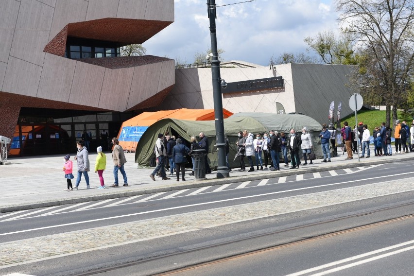 Masowe szczepienia przeciw COVID-19 w Toruniu. Przed...