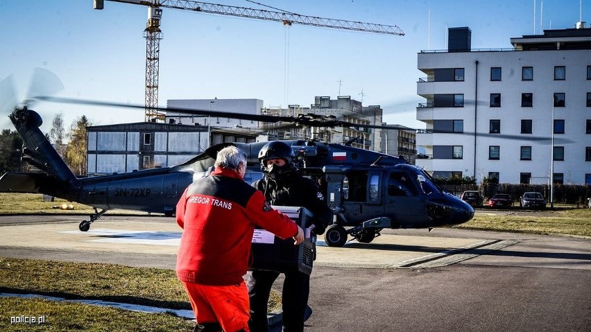 Lot po życie. Policyjny śmigłowiec Black Hawk wylądował na stadionie w Białymstoku. Zabrał wątrobę do przeszczepu 