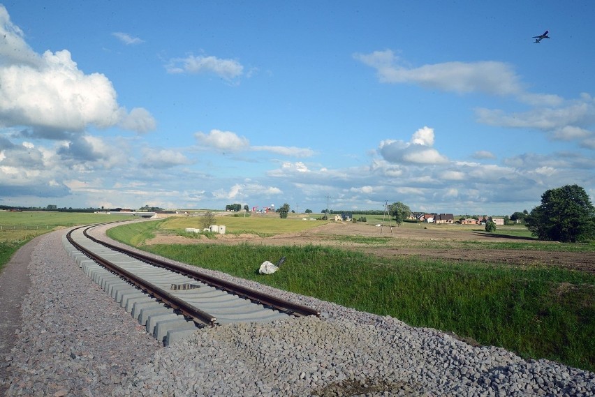 Powstaje tymczasowy przejazd kolejowy przez tory PKM w Rębiechowie [ZDJĘCIA]