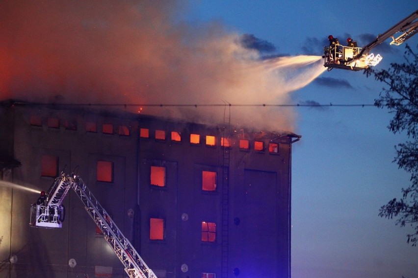 Poznań: Wielki pożar starego młyna na Nadolniku