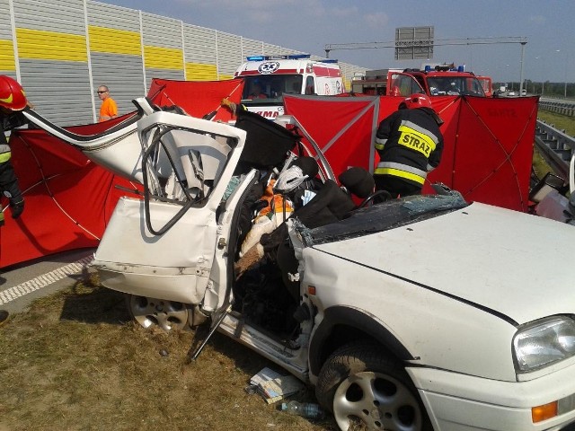 Śmiertelny wypadek na S8e koło Łasku. Zderzenie volkswagena z TIRem. Nie żyją dwie osoby