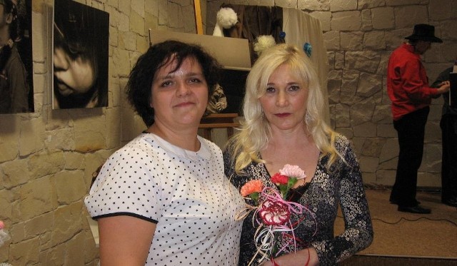 Szefowa Warsztatów, Tatiana Kaplińska, ( z lewej) niedawno otwierała wystawę fotografii swoich podpiecznych w Fili numer 6 miejskiej biblioteki sfotografowanych przez Dorotę Wólczyńską.(z prawej).