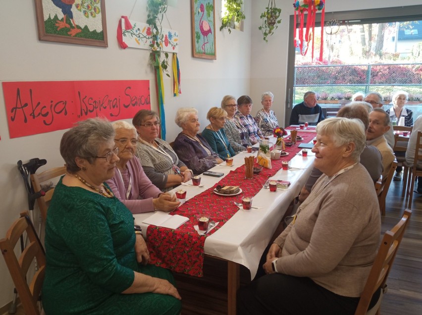 Seniorzy uczestniczący z zajęciach Dziennego Domu Senior+...