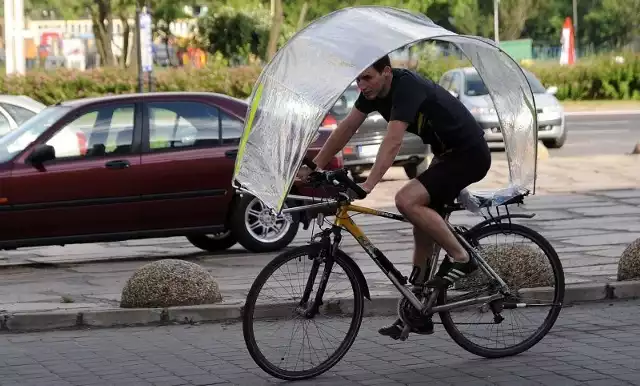 Doktorant Zachodniopomorskiego Uniwersytetu Technologicznego pan Krzysztof Piotrowski zaprojektował i stworzył uniwersalną przeciwdeszczową osłonę rowerową.