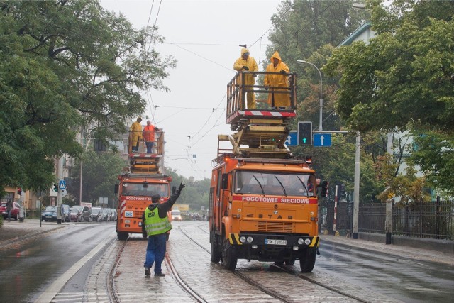 Naprawa zerwanej trakcji tramwajowej - zdjęcie ilustracyjne