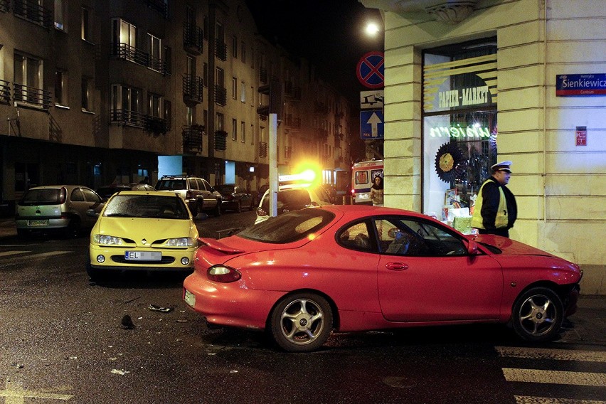 Kierowcy ranni w wypadku na skrzyżowaniu ulic Nawrot i...