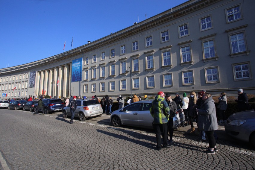 We wtorek (1 marca) od rana przed Dolnośląskim Urzędem...