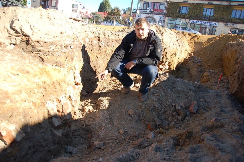 Dawid Onak przy odkopanych murach na Rynku w Pilźnie