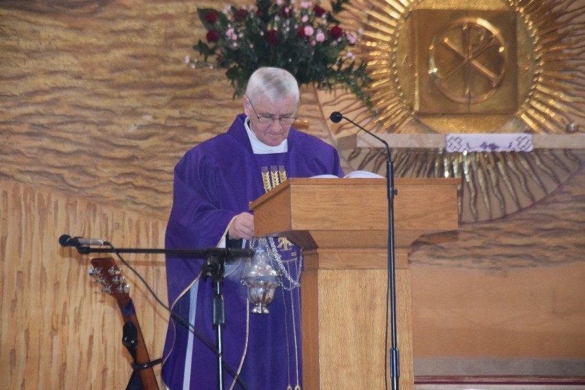 Relikwie księdza Popiełuszki wprowadzili biskup i kapłani - koledzy błogosławionego 
