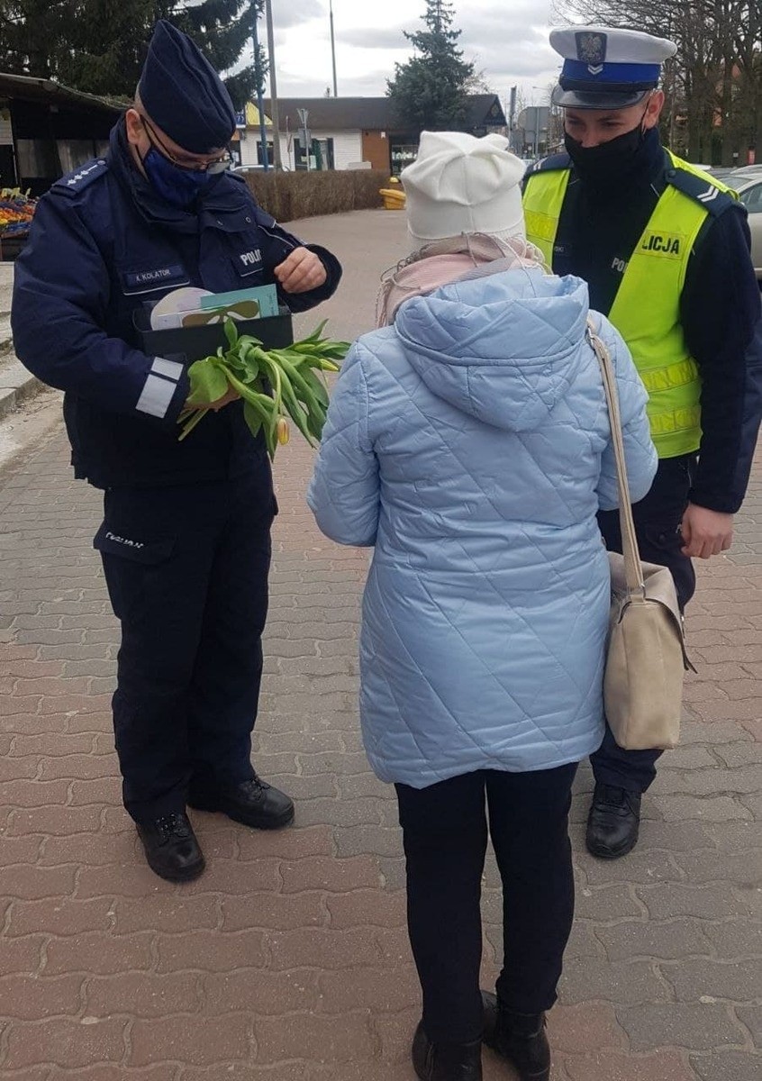 Ostrołęka. W Dzień Kobiet policja kontrolowała panie. Każda dostała kwiaty i słodycze. 8.03.2022. Zdjęcia