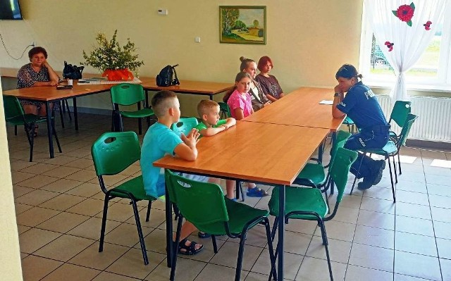 Policjantki rozmawiały w Żukowie z dziećmi o bezpiecznych wakacjach.