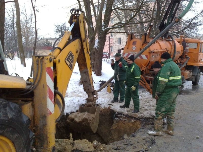 Usuwanie awarii na ulicy Dąbrowskiej