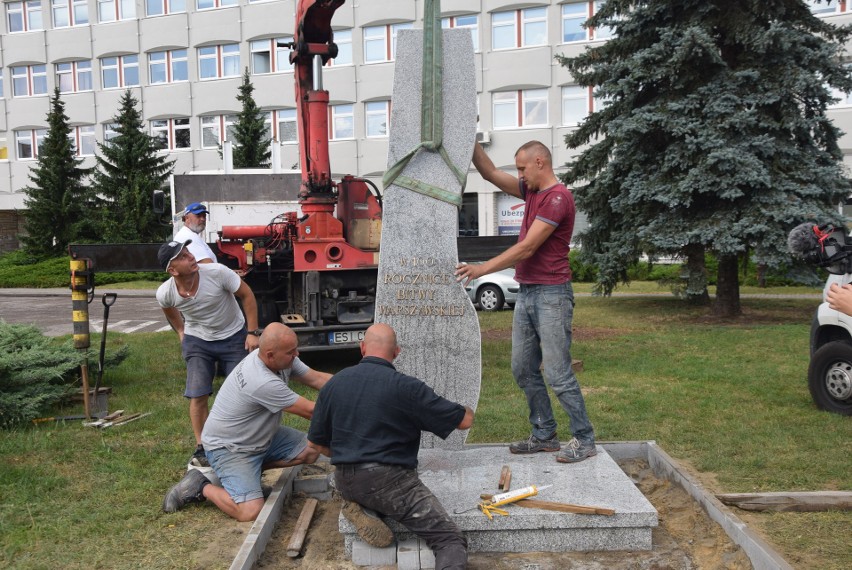 Pomnik Bohaterskich Obrońców Ojczyzny z 1920 stanął w centrum Sieradza. Mamy ZDJĘCIA z montażu