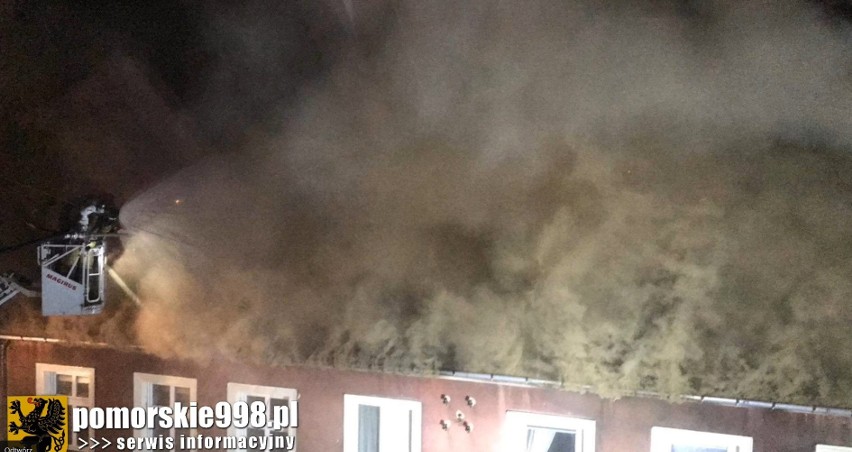 Pożar kamienicy w Tczewie. Płonęło poddasze, ewakuowano ponad 30 osób