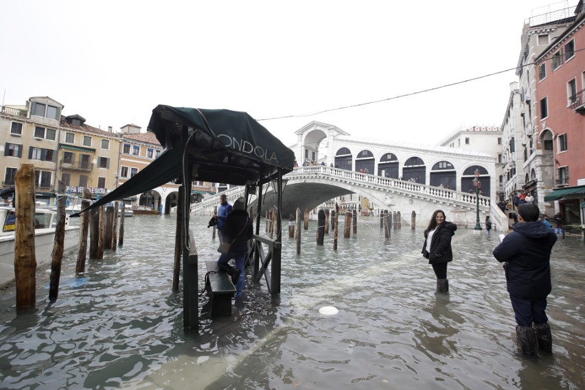 Wenecja znów pod wodą. Sytuacja jest dramatyczna, ofiary śmiertelne [ZDJĘCIA] Burmistrz: Ta powódź pozostawi trwały ślad [WIDEO]