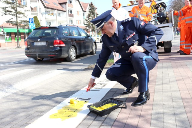 Przy jednym z przejść dla pieszych napisy wymalowali: Andrzej Borzyszkowski - komendant bytowskiej policji oraz burmistrz Bytowa Ryszard Sylka.