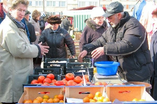 Na grudziądzkich bazarach - na zdjęciu  targowisko na Strzemięcinie - na razie dominują  egzotyczne owoce. Przed świętami pojawiły się  pierwsze nowalijki.