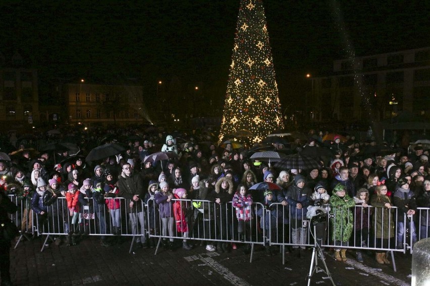 Noworoczna impreza na placu przed ratuszem. Słupsk powitał nowy rok (wideo, zdjęcia)