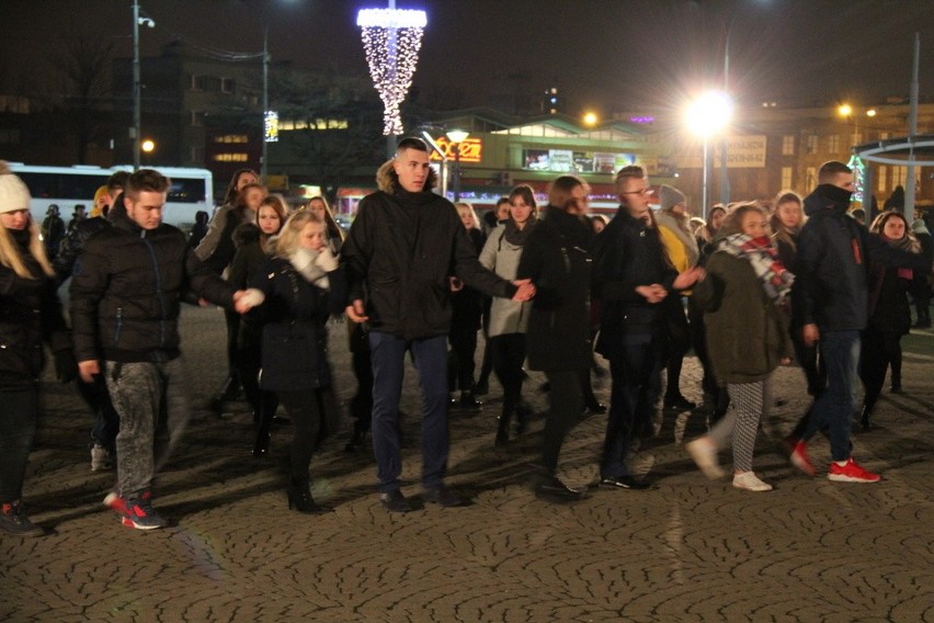 Maturzyści zatańczyli poloneza przed PKZ w Dąbrowie...