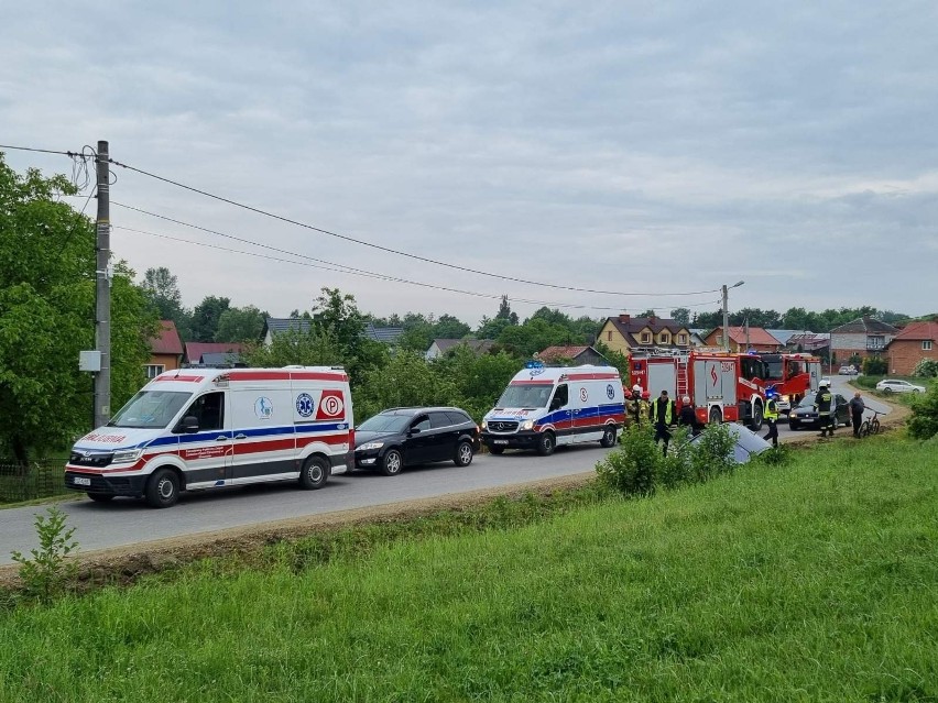 W Pliskowoli samochód zjechał do rowu. Ranna kobieta i dziecko