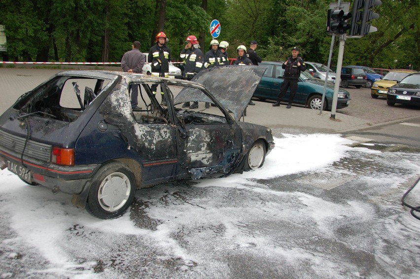 Tarnów. Peugeot spłonął jak pochodnia koło dworca autobusowego [ZDJĘCIA, WIDEO]