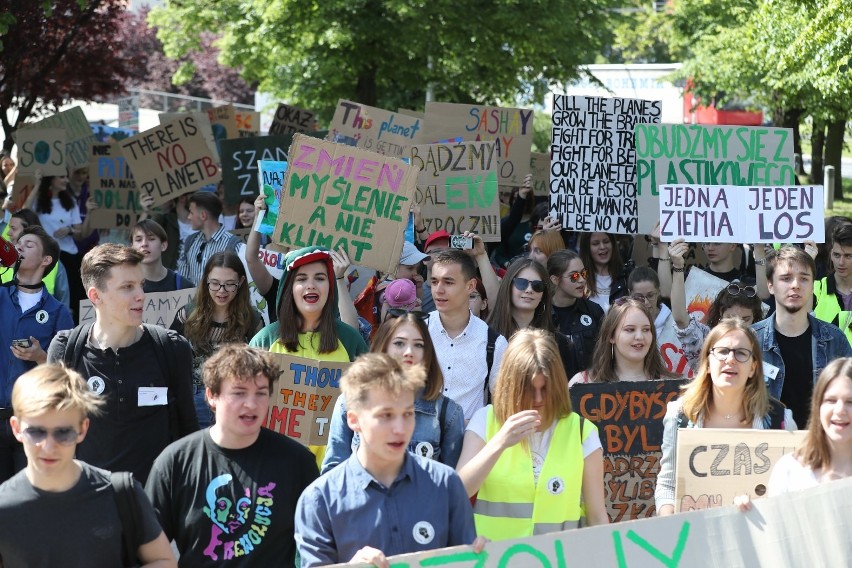 "Riki tiki - ratujmy tropiki" - ulicami przeszedł marsz Młodzieżowego Strajku Klimatycznego