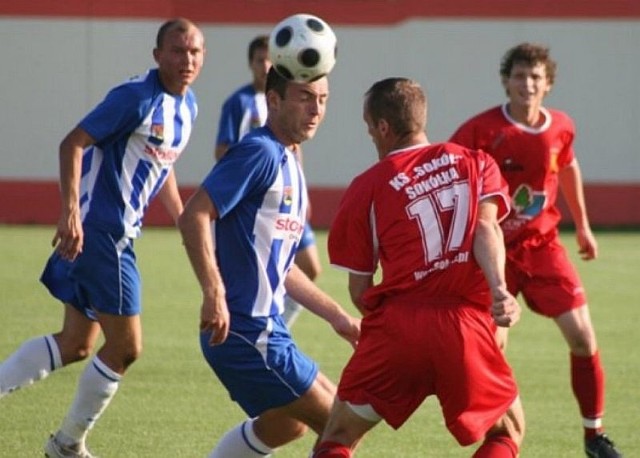 Sokółczanie (czerwone stroje) remis zapewnili sobie dopiero w ostatnich minutach spotkania.