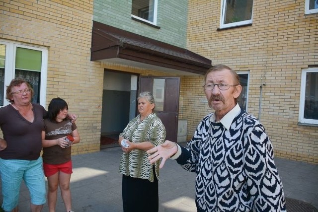 W naszych mieszkaniach jest pełno karaluchów. Rozlazły się też po klatce schodowej, a administrator zamiast nam pomóc i jak najszybciej pozbyć się robactwa, każe nam płacić za dezynsekcję &#8211; denerwuje się Adam Chojak z bloku przy ulicy Dojnowskiej 80 C.