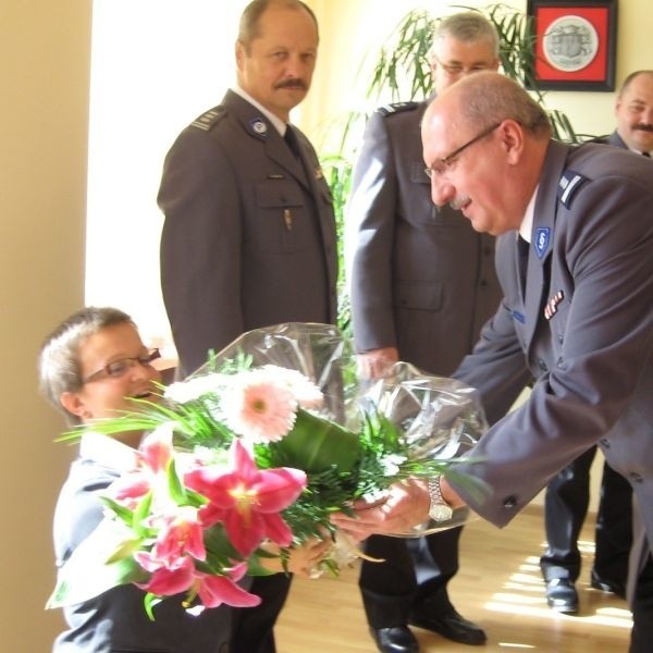 Igor Parfieniuk, szef mazowieckiej policji, wręczył Justynie Kozdryk kwiaty, nagrodę oraz list gratulacyjny.