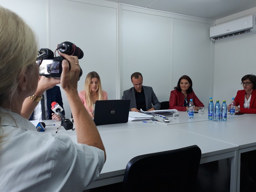 Komisja przetargowa w chwili otwarcia ofert na budowę...