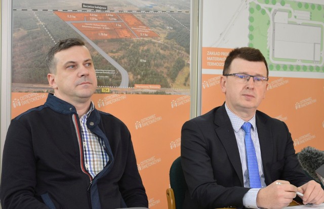 Adam Zajas z firmy Izoterm (z lewej) i prezydent Ostrowca Jarosław Górczyński. Z tyłu mapa terenów inwestycyjnych na ulicy Bałtowskiej w Ostrowcu.