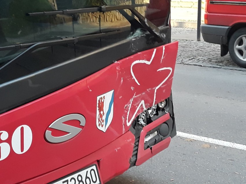 W Stargardzie miejski autobus zderzył się z mazdą. Kierującymi były kobiety [ZDJĘCIA]