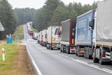 Kolejka ciężarówek do przejścia granicznego w Bobrownikach się zmniejsza. Kierowcy czekają na przejazd przez granicę prawie dwie doby