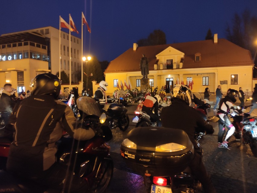 Motocykliści przejechali w biało-czerwonej paradzie ulicami...