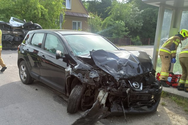 W wypadku, który miał miejsce w piątek rano w Łękawicy zderzyły się osobowy nissan i dostawczy ford. Drugi z samochodów przewrócił się na bok