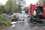 Pożar przy ul. Swojskiej. Płoną zbiorniki z acetonem, rozpuszczalnikiem i farbami 