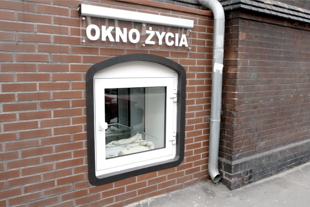 Okno Życia we Wrocławiu znajduje się przy ul. Rydygiera. Prowadzi je fundacja Evangelium Vitae sióstr boromeuszek.
