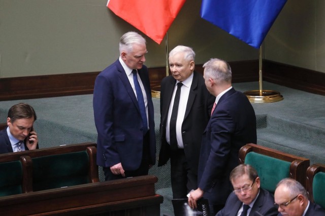 W środę, 6 maja, wieczorem Jarosław Kaczyński i Jarosław Gowin doszli do porozumienia i zdecydowali, że 10 maja nie odbędą się w Polsce wybory prezydenckie.
