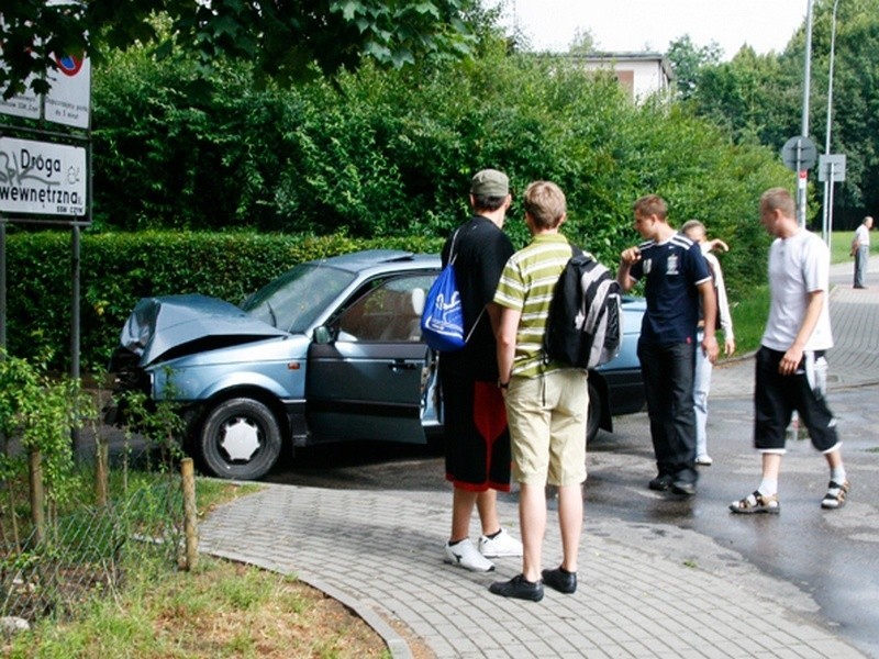 Wypadek przy ulicy nad Śluzami. Kierowca uderzyl na zakrecie...