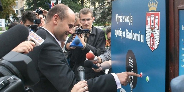 Andrzej Kosztowniak jako pierwszy nagrał swoje uwagi w szafie ustawionej na placu przed Urzędem Miejskim.