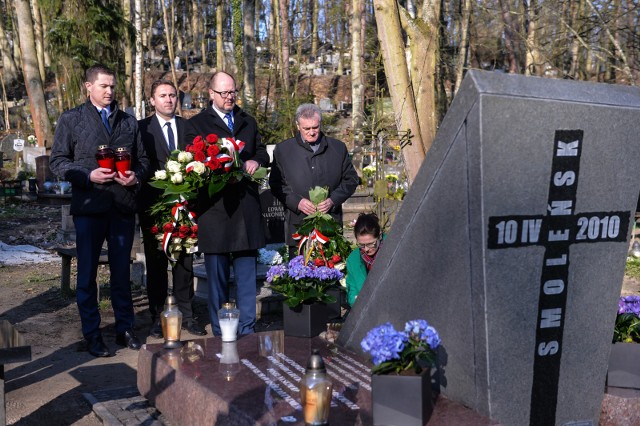 Złożenie kwiatów na grobach ofiar katastrofy na Srebrzysku w Gdańsku