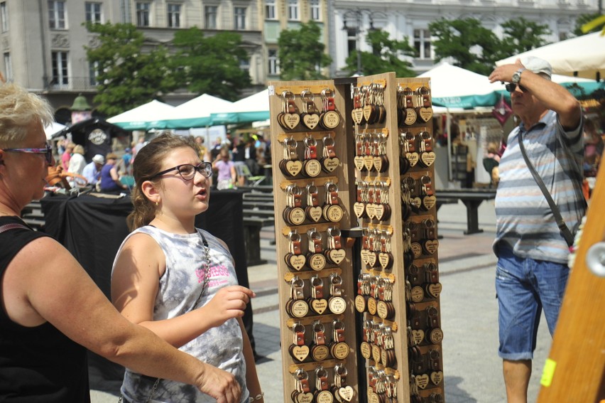 Kraków. Ruszyły Targi Sztuki Ludowej na Rynku Głównym [ZDJĘCIA]