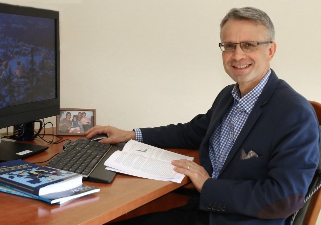 Sławomir Pastuszka, doktor habilitowany w dziedzinie nauk ekonomicznych, związany z Uniwersytetem Jana Kochanowskiego w Kielcach. 