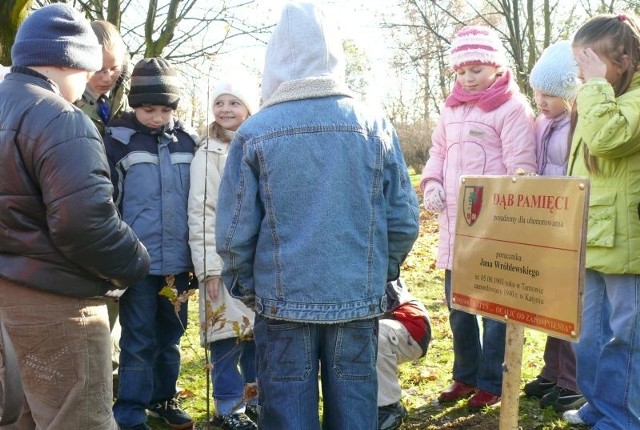 Uczniowie staszowskiej "dwójki" posadzili żywe pomniki pamięci dawnym nauczycielom szkoły, który zginęli w Katyniu. Obiecali, że będą o nie dbać.