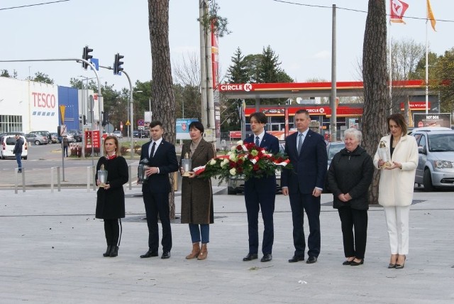 Delegacje złożyły symboliczny wieniec pod Pomnikiem Niepodległości w 9. rocznicę Katastrofy Smoleńskiej.