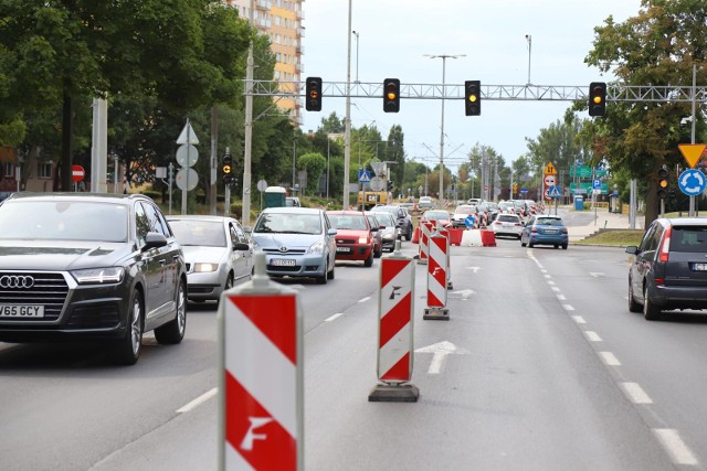 W Toruniu od lat remontowane są ulice w różnych częściach miasta - obecnie drogowcy pracują m.in. przy ul. Warneńczyka