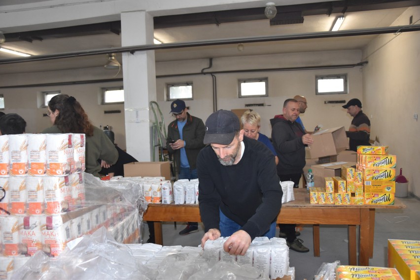Wolontariusze z Kluczborka przygotowali pół tysiąca paczek żywnościowych. Dary pojadą na Ukrainę