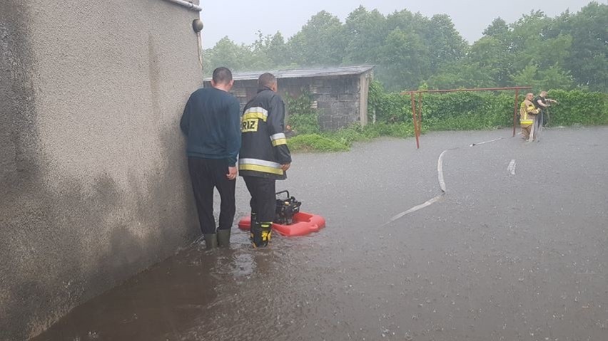 Ulewa w Makowie Mazowieckim, 10.07.2020. Ulica Spółdzielcza popłynęła. Zdjęcia, wideo